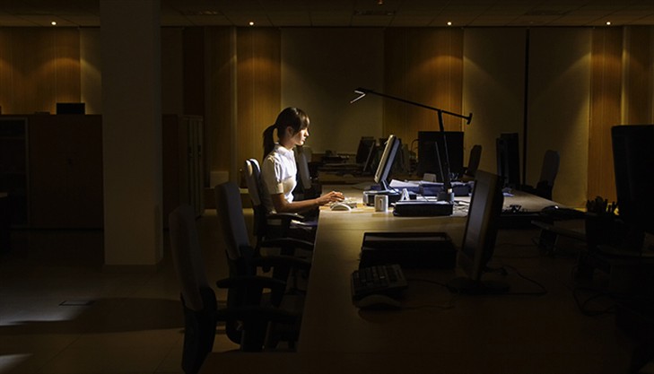 Girl-Working-7700_400_729x417